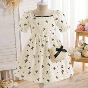 Vestido color albaricoque con lazos y bolso tejido