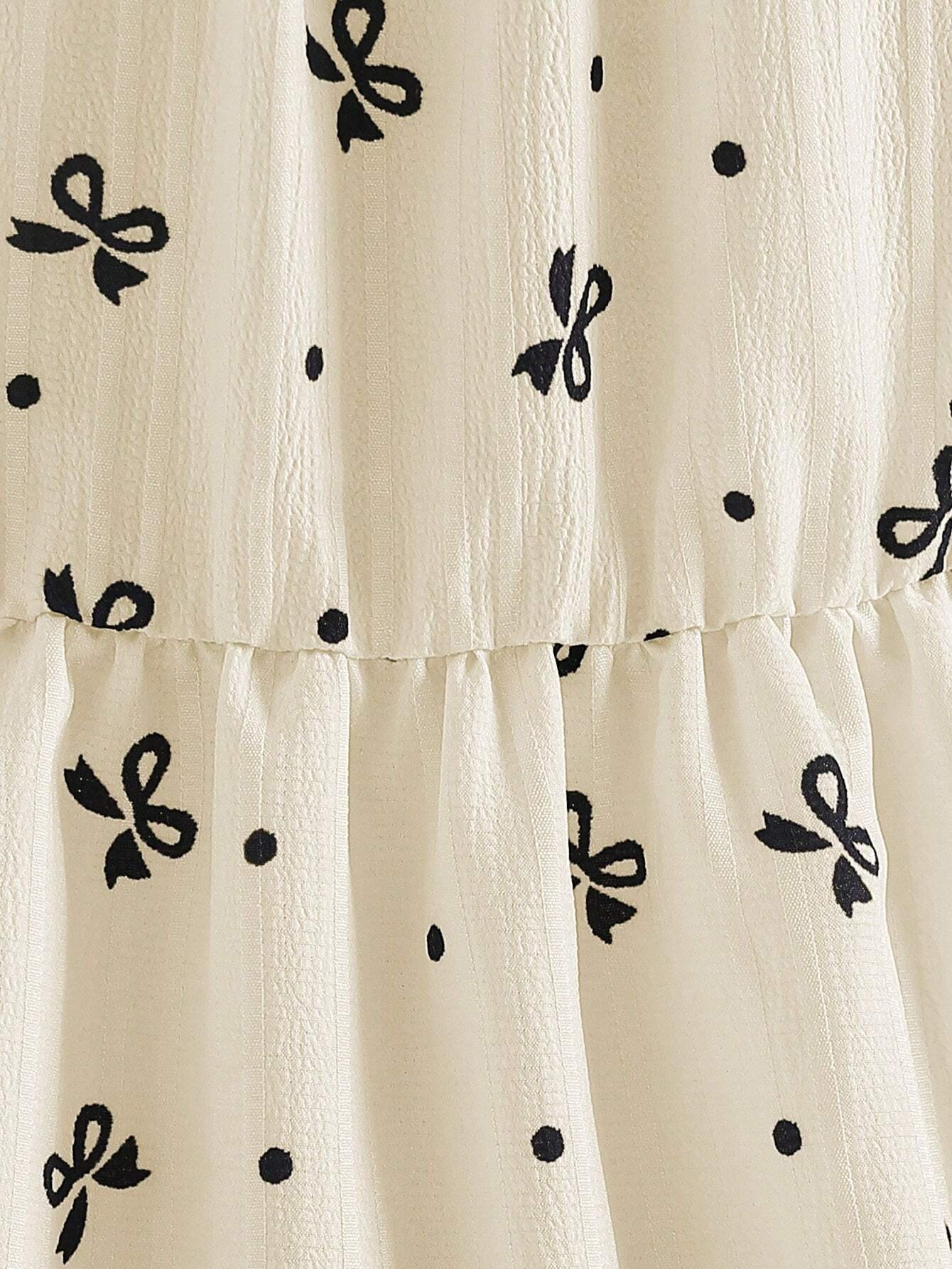 Vestido color albaricoque con lazos y bolso tejido