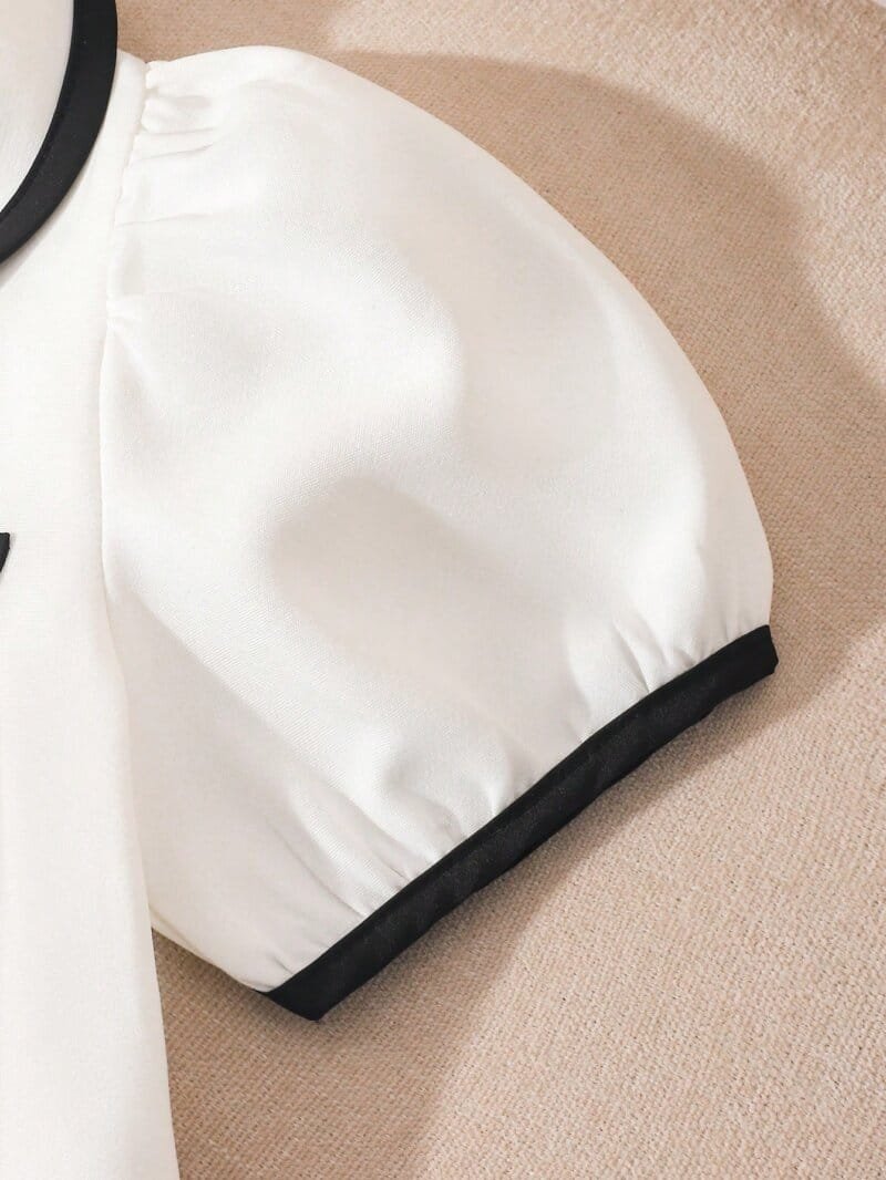Set blanco elegante con blusa y minifalda
