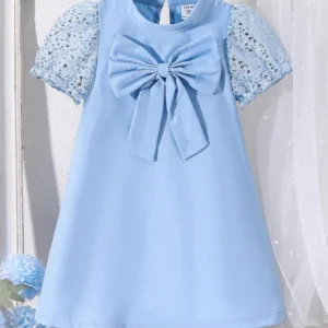 Vestido azul elegante con lazo y mangas abullonadas