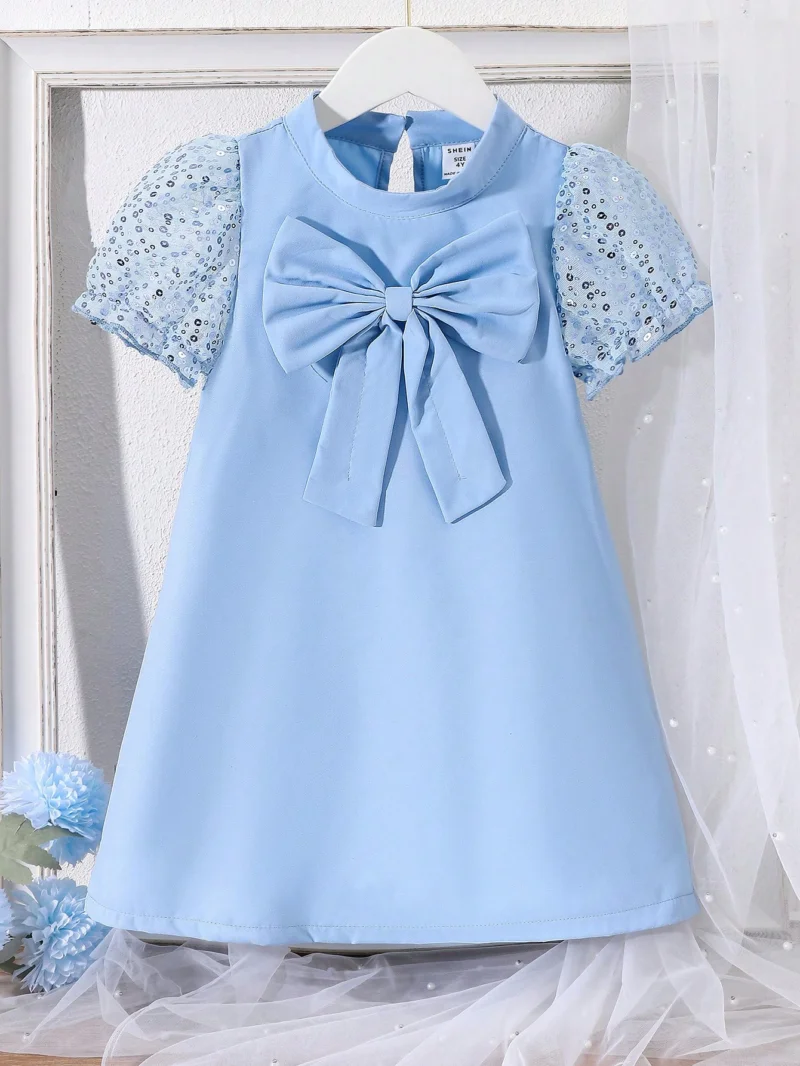 Vestido azul elegante con lazo y mangas abullonadas