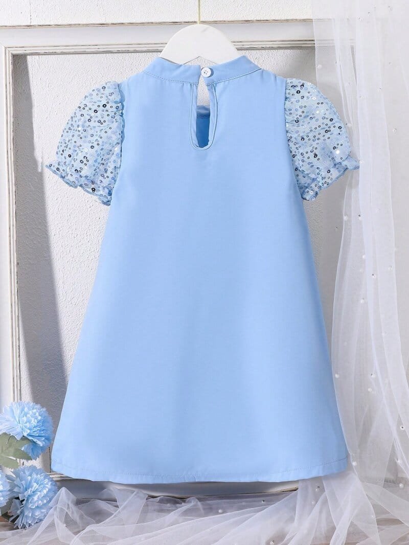 Vestido azul elegante con lazo y mangas abullonadas