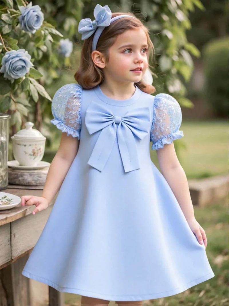 Vestido azul elegante con lazo y mangas abullonadas