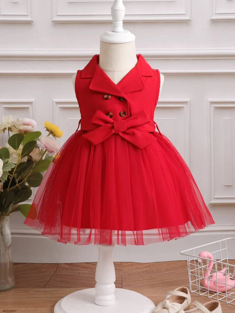 Vestido rojo elegante sin mangas con doble botonadura y lazo