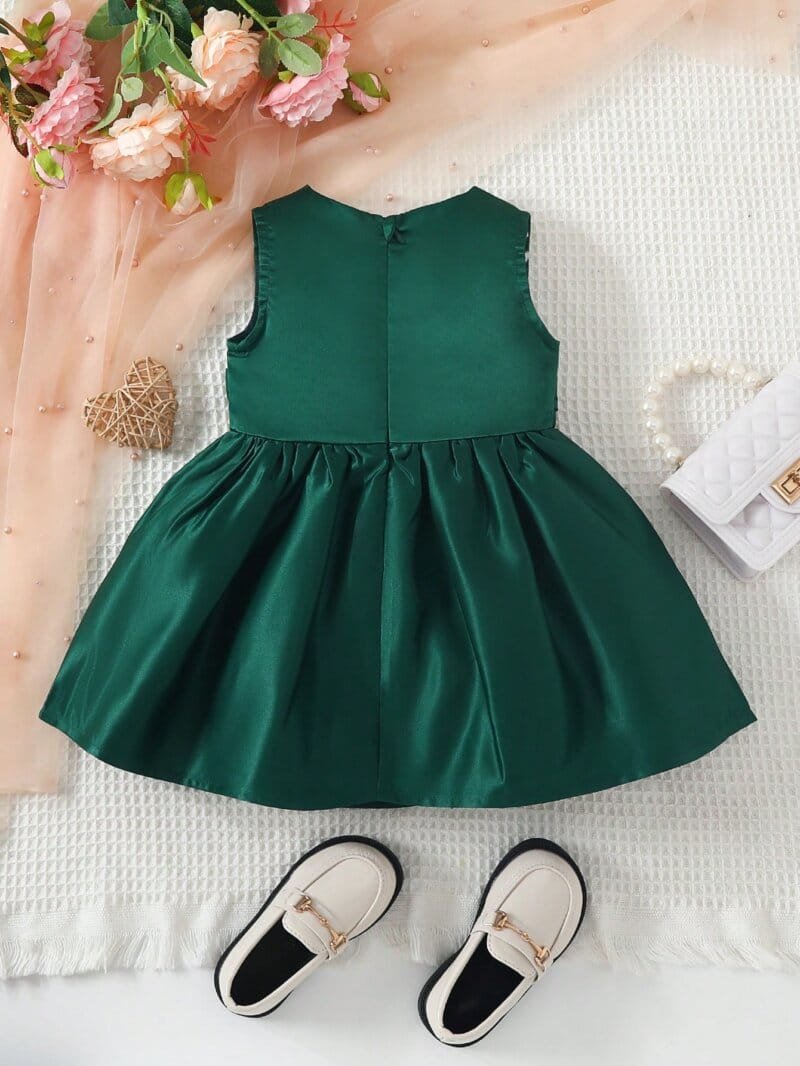 Vestido verde elegante sin mangas con lazo frontal y vuelo
