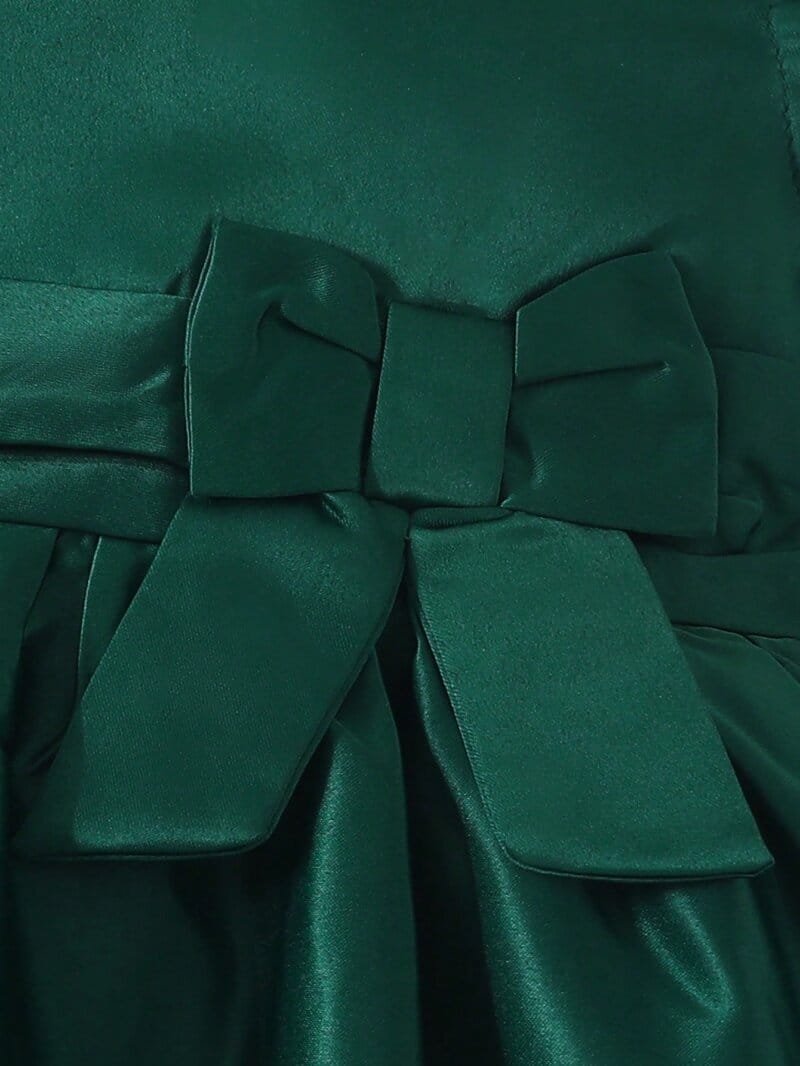 Vestido verde elegante sin mangas con lazo frontal y vuelo