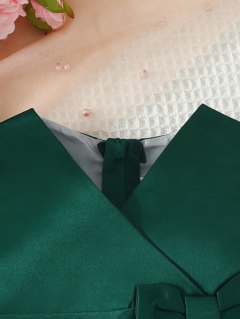 Vestido verde elegante sin mangas con lazo frontal y vuelo