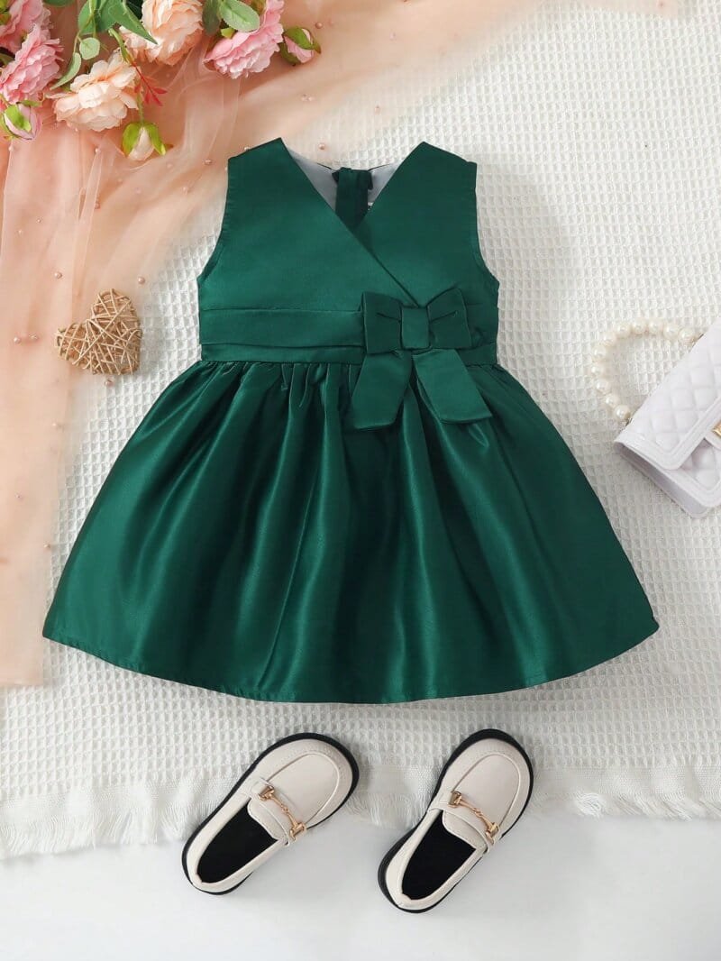 Vestido verde elegante sin mangas con lazo frontal y vuelo