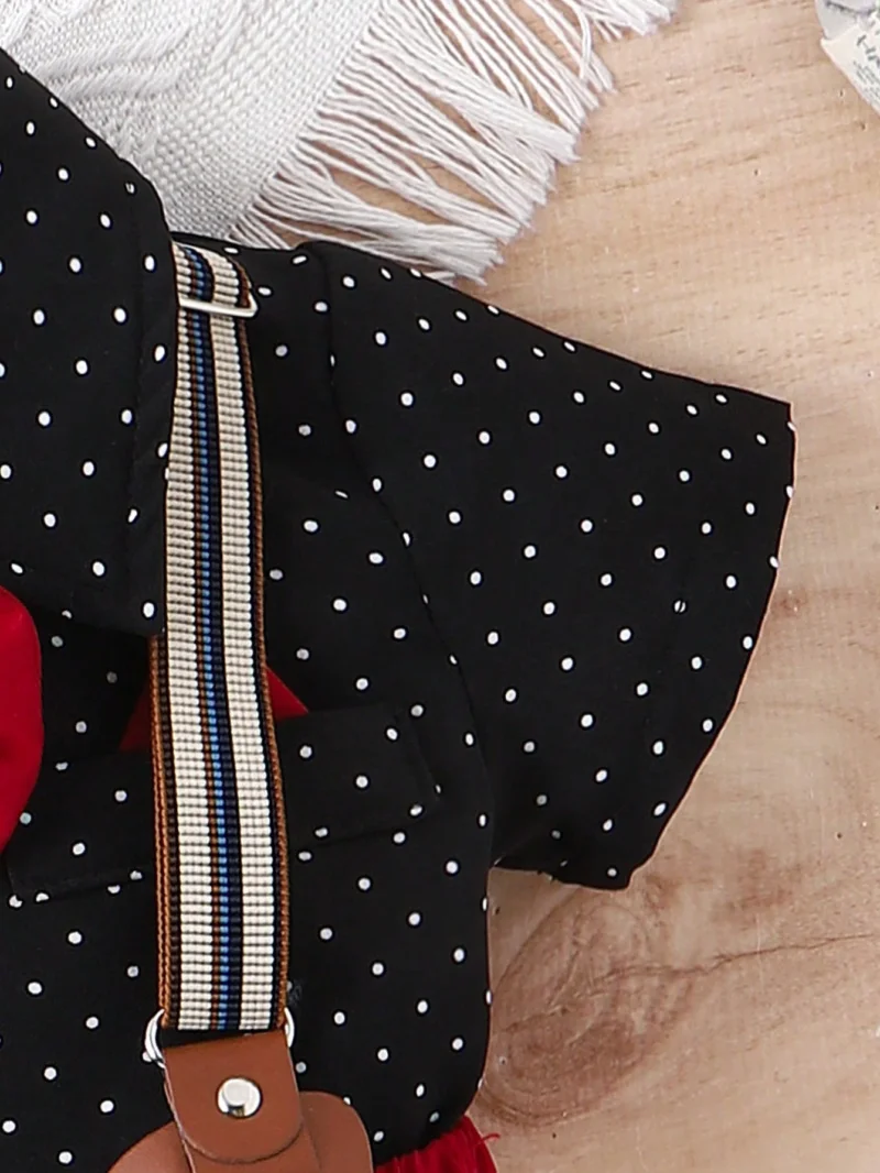 Conjunto negro con lunares y shorts rojos