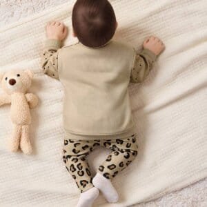 Conjunto caqui para bebé con sudadera y pantalón leopardo
