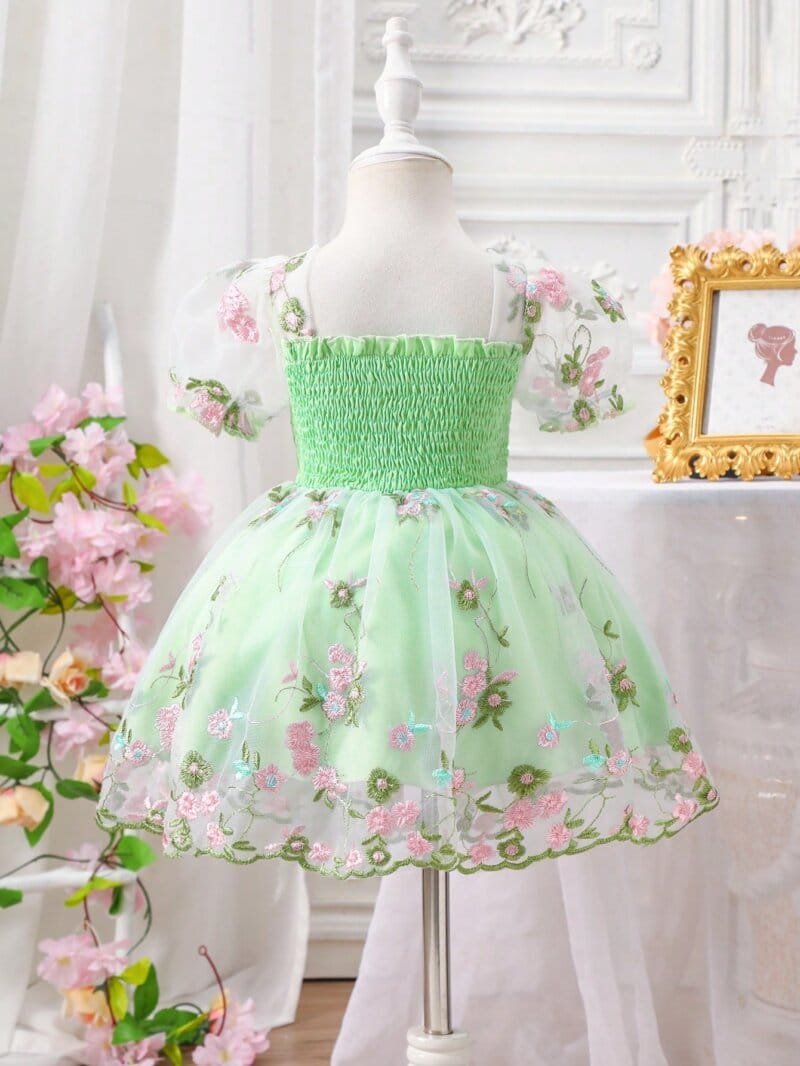 Vestido verde manga farol con bordado floral elegante