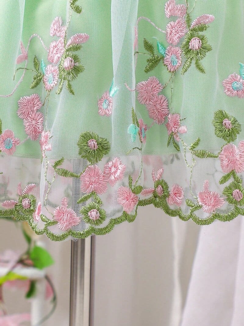 Vestido verde manga farol con bordado floral elegante