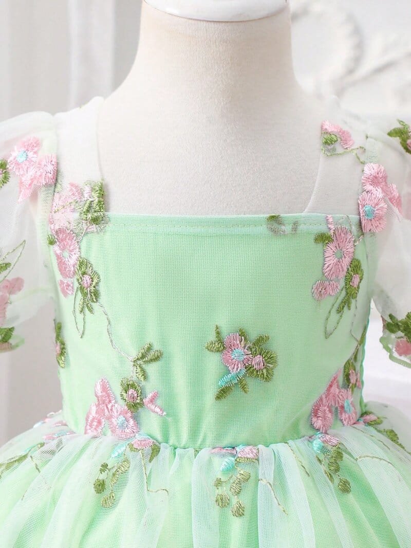 Vestido verde manga farol con bordado floral elegante