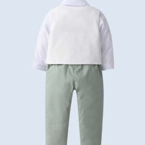 Conjunto verde elegante con chaleco y camisa blanca