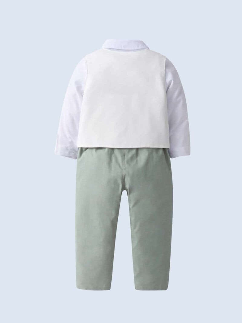 Conjunto verde elegante con chaleco y camisa blanca