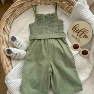 Enterizo verde menta con tirantes y cinturón para bebé niña