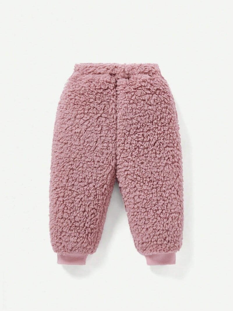 Conjunto rosa bebé peluche con diseño bordado y orejas 3D