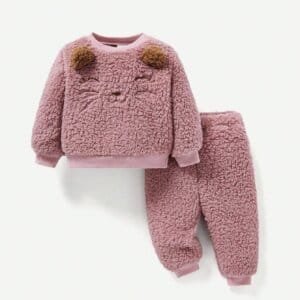 Conjunto rosa bebé peluche con diseño bordado y orejas 3D