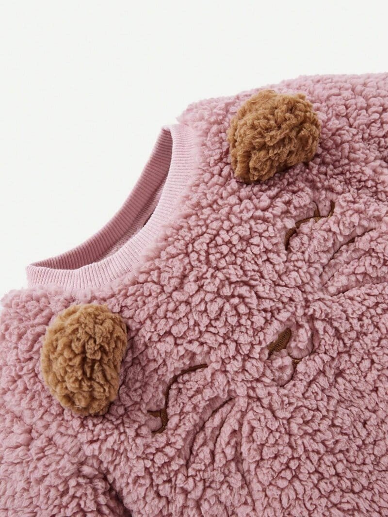 Conjunto rosa bebé peluche con diseño bordado y orejas 3D