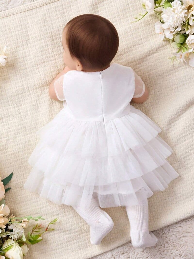 Vestido blanco elegante de malla con lazo