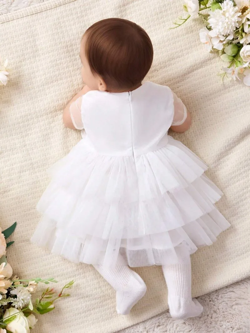 Vestido blanco elegante de malla con lazo