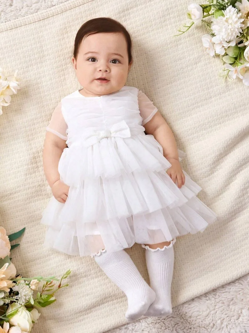 Vestido blanco elegante de malla con lazo