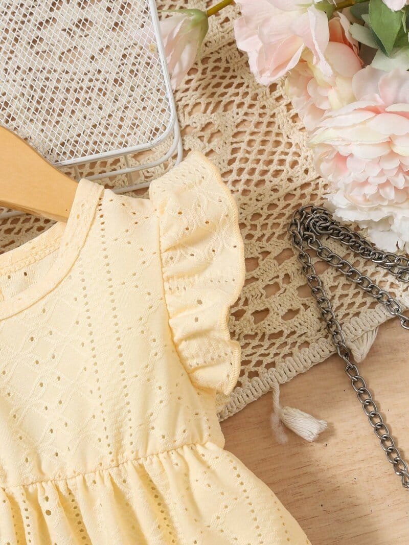 Vestido amarillo con volantes y cuello redondo