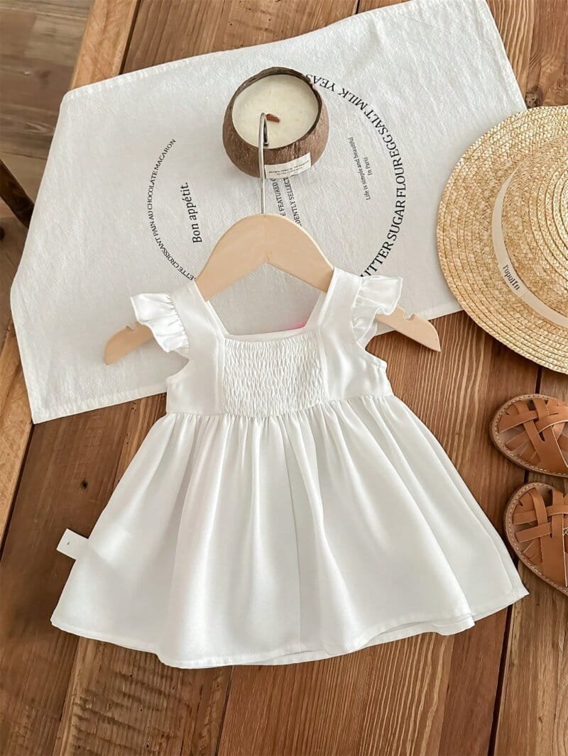 Vestido blanco con volantes y arcoíris de colores