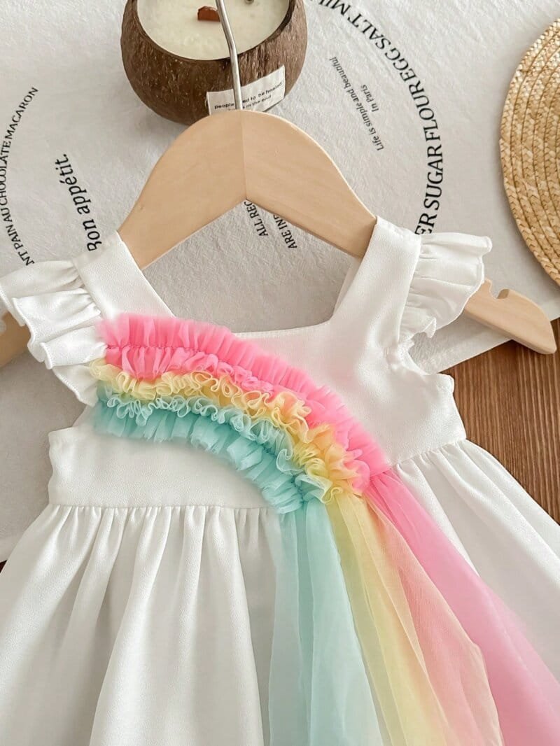Vestido blanco con volantes y arcoíris de colores