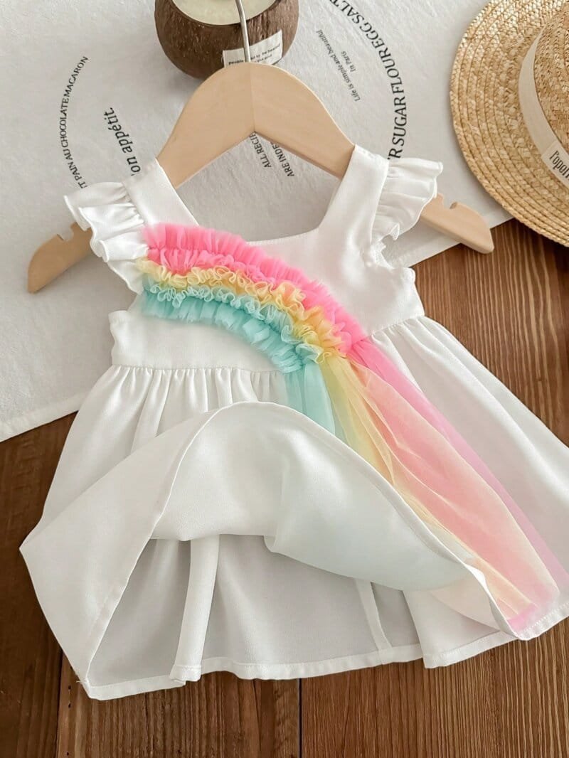 Vestido blanco con volantes y arcoíris de colores