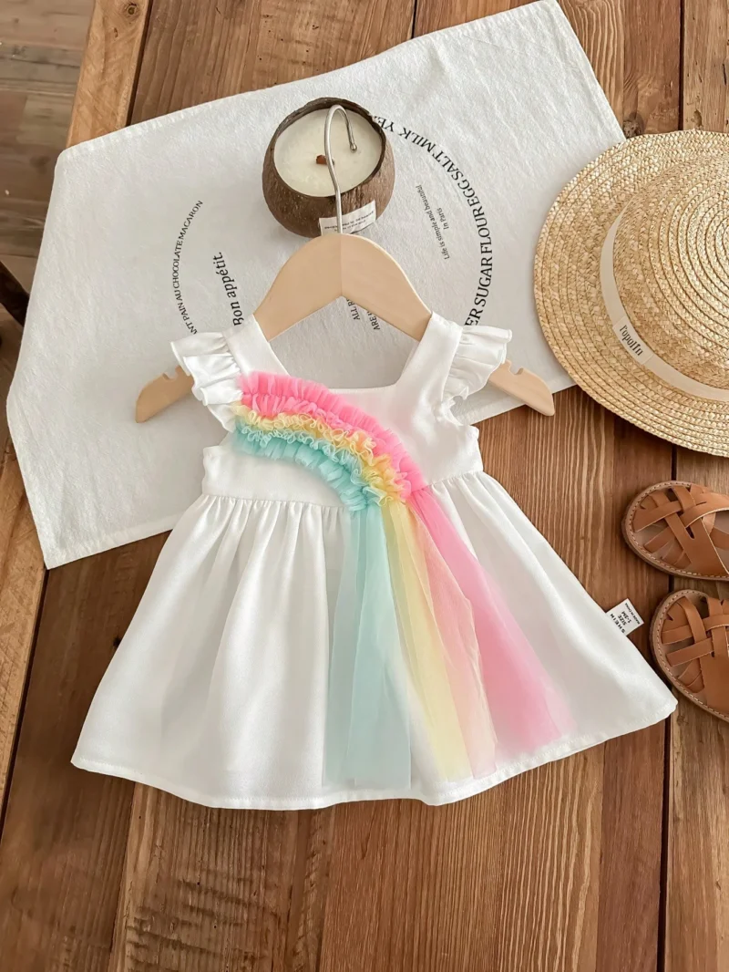 Vestido blanco con volantes y arcoíris de colores