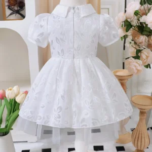 Vestido blanco elegante de malla con bordados