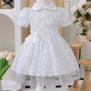 Vestido blanco elegante de malla con bordados