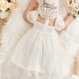 Vestido blanco con encaje y malla elegante con sombrero