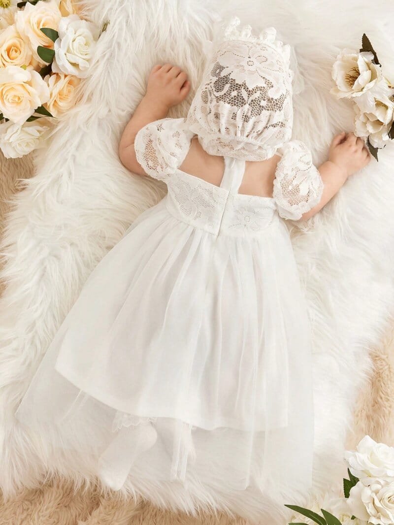 Vestido blanco con encaje y malla elegante con sombrero