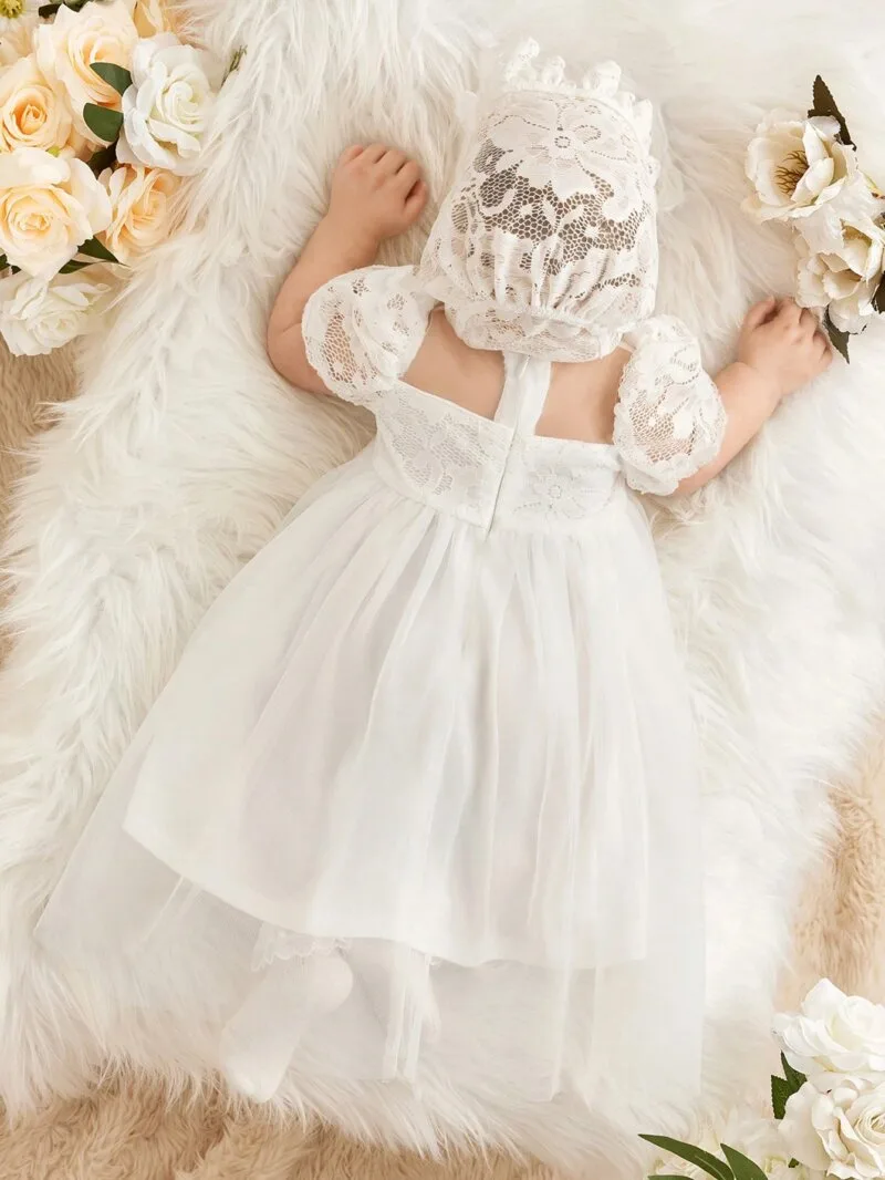 Vestido blanco con encaje y malla elegante con sombrero