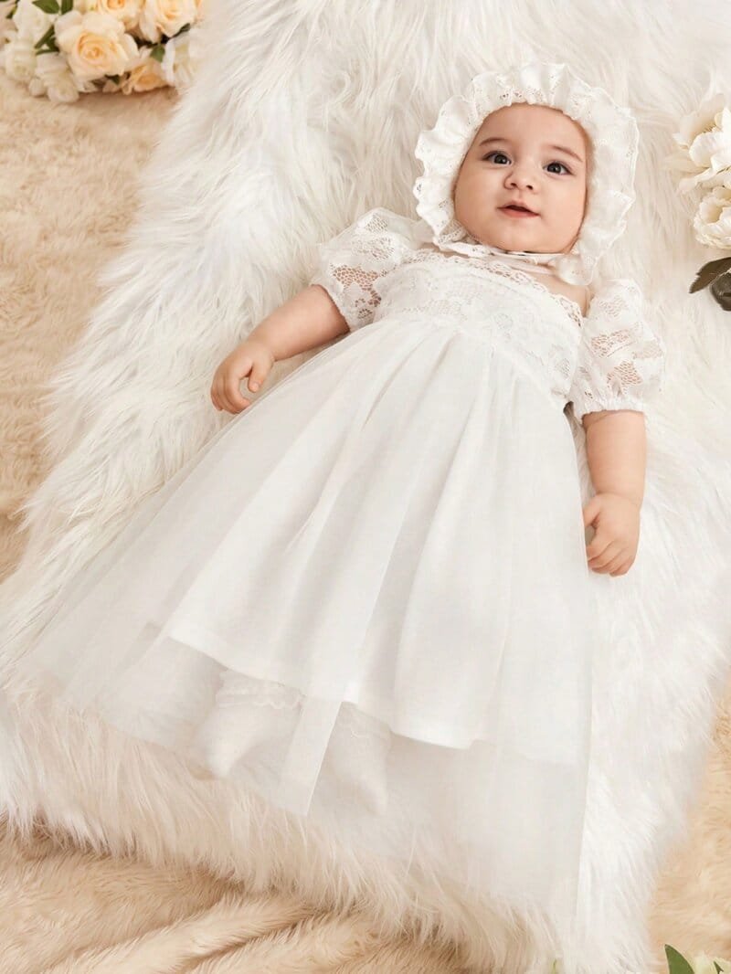 Vestido blanco con encaje y malla elegante con sombrero