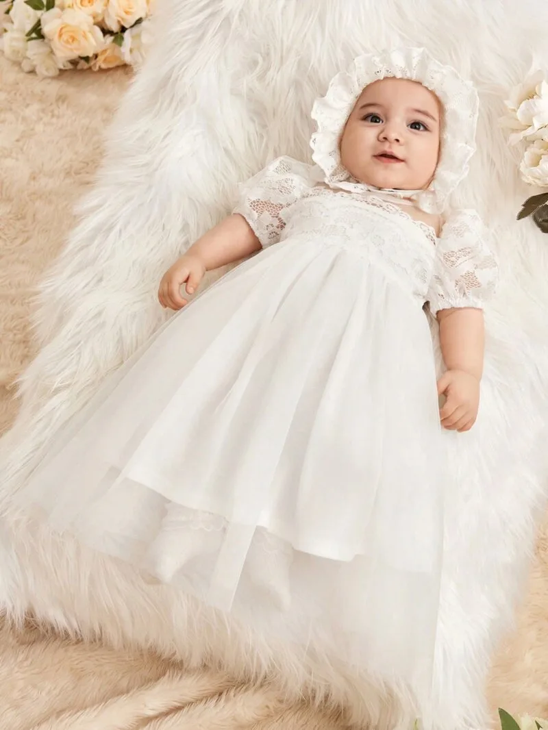 Vestido blanco con encaje y malla elegante con sombrero