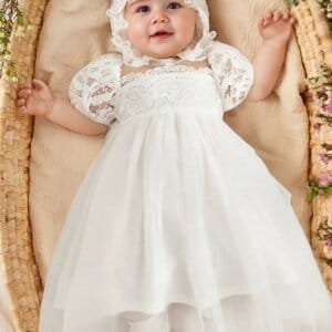 Vestido blanco con encaje y malla elegante con sombrero