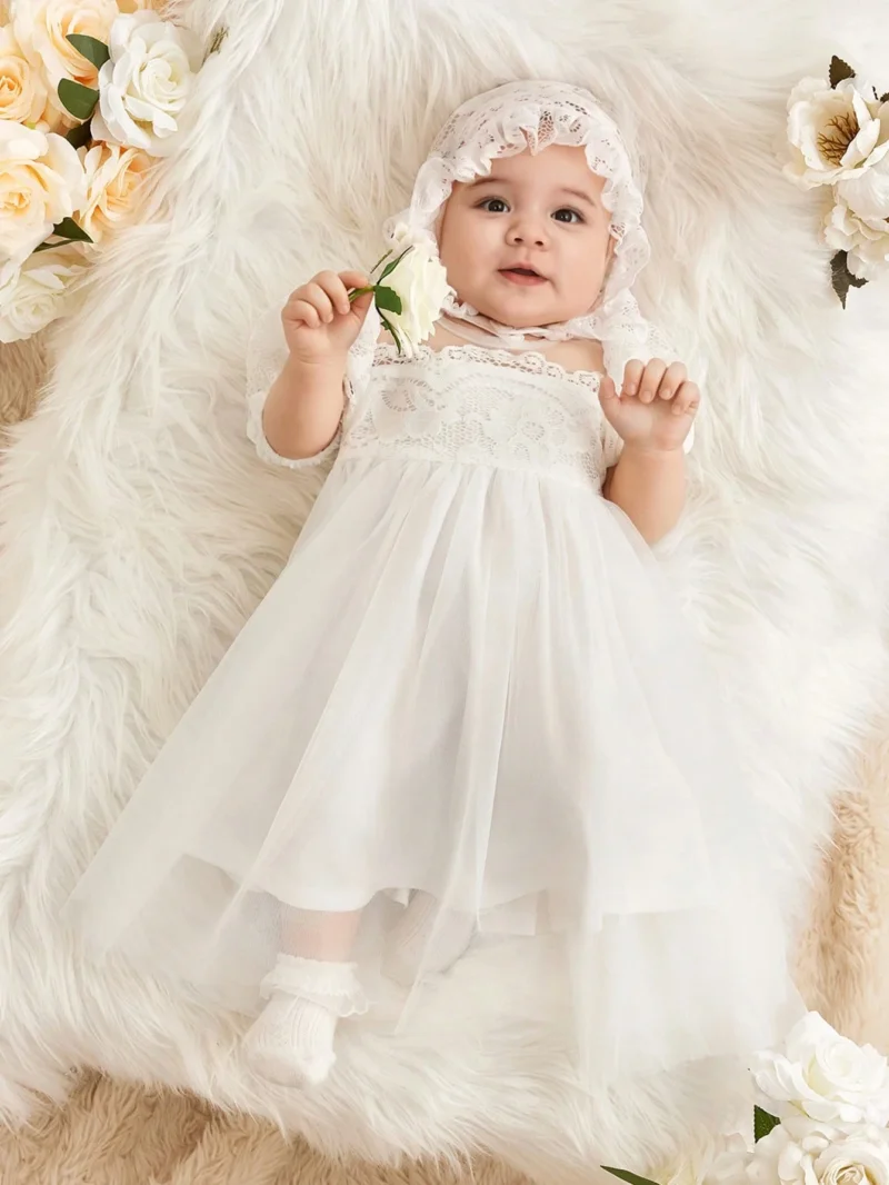 Vestido blanco con encaje y malla elegante con sombrero