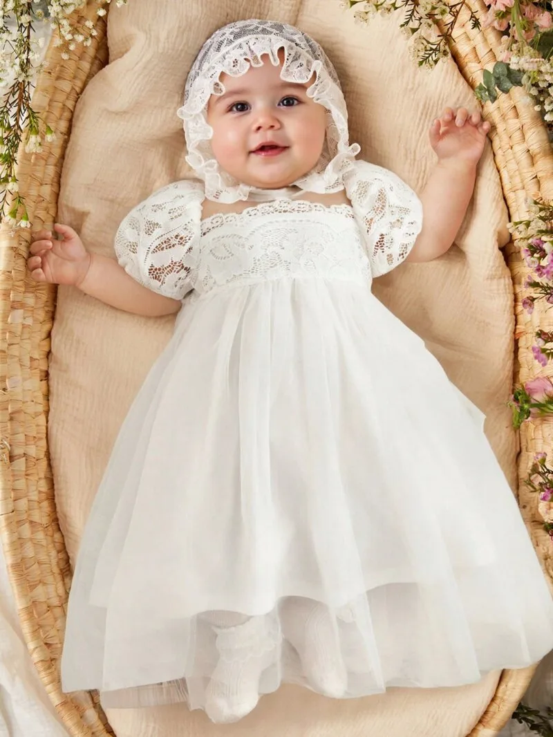 Vestido blanco con encaje y malla elegante con sombrero
