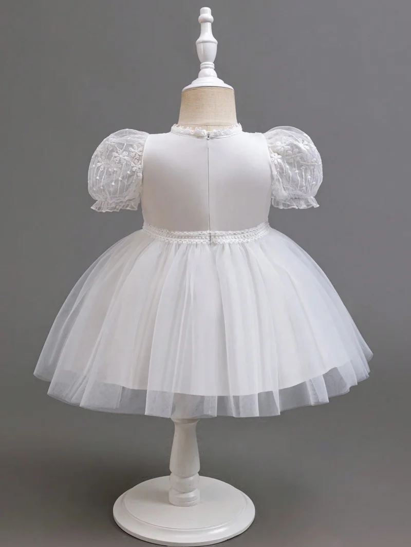 Vestido blanco elegante de princesa con bordados