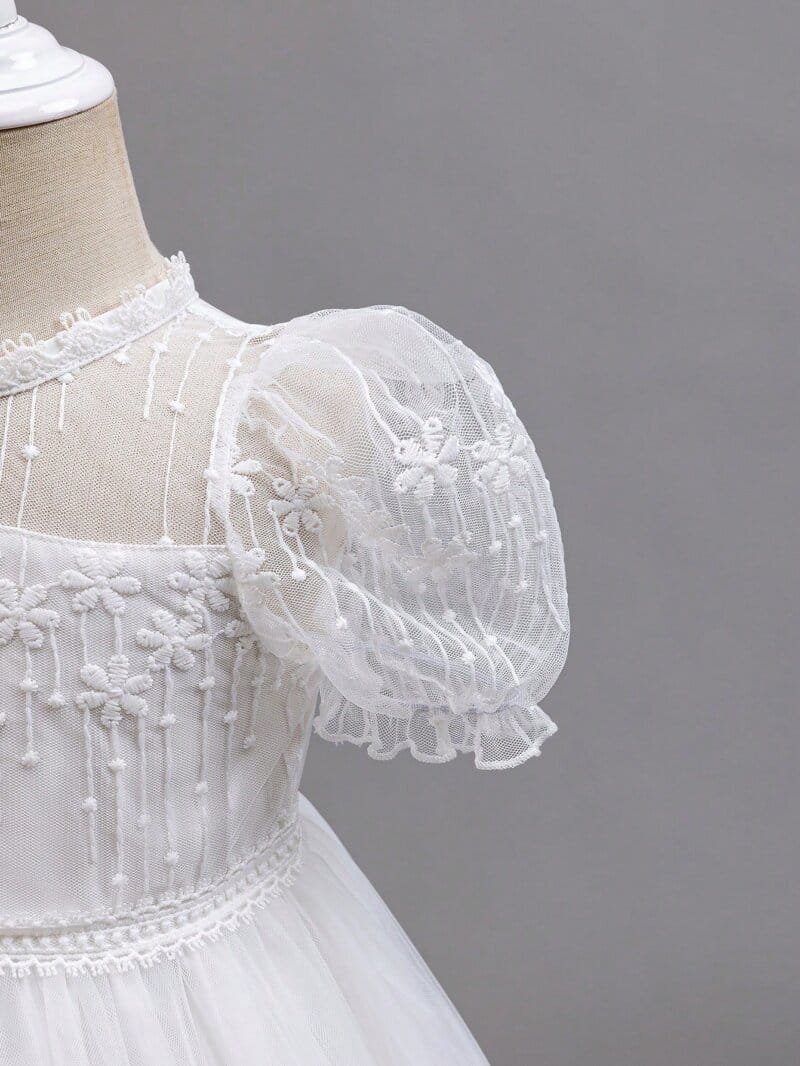 Vestido blanco elegante de princesa con bordados