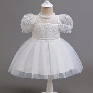 Vestido blanco elegante de princesa con bordados