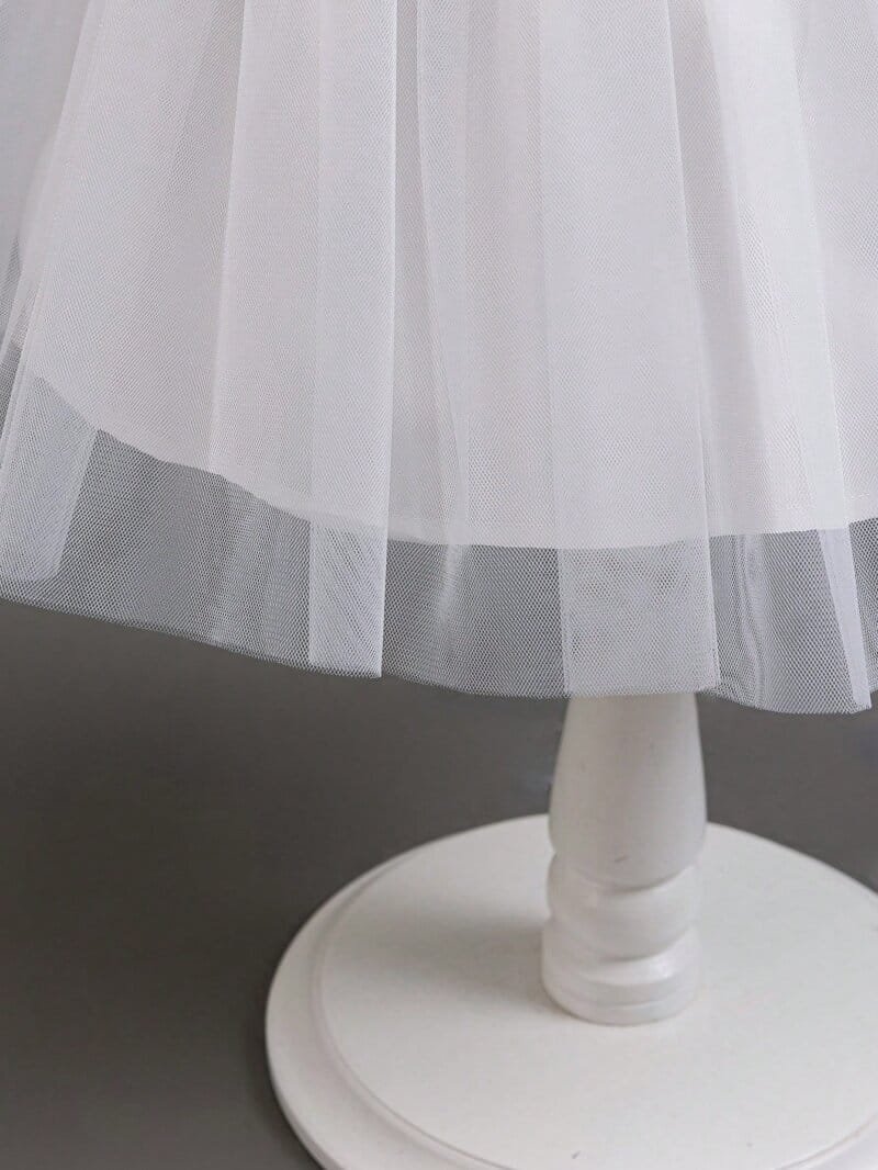 Vestido blanco elegante de princesa con bordados
