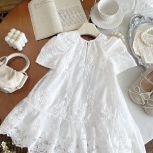 Vestido blanco bebé niña elegante con bordado floral y malla