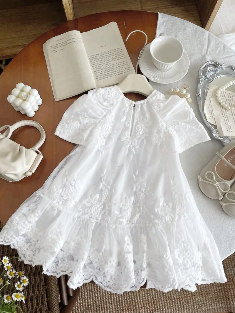 Vestido blanco bebé niña elegante con bordado floral y malla