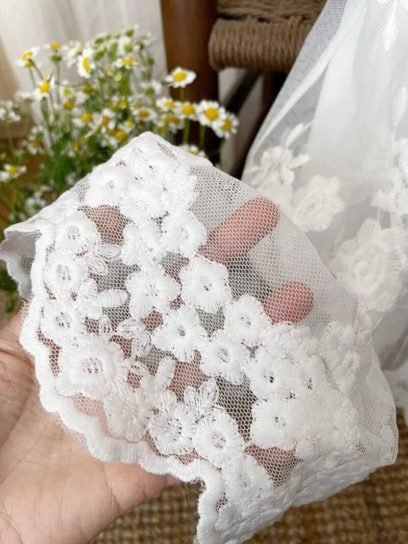 Vestido blanco bebé niña elegante con bordado floral y malla