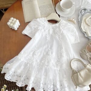 Vestido blanco bebé niña elegante con bordado floral y malla