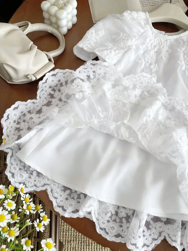 Vestido blanco bebé niña elegante con bordado floral y malla